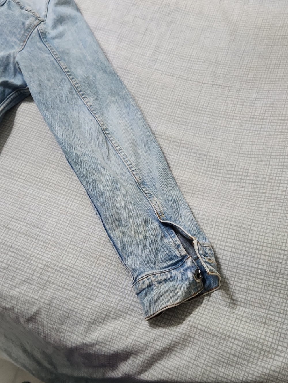 Women's Light Wash Denim Jean Jacket - Casual Classic - Picture 11 of 11